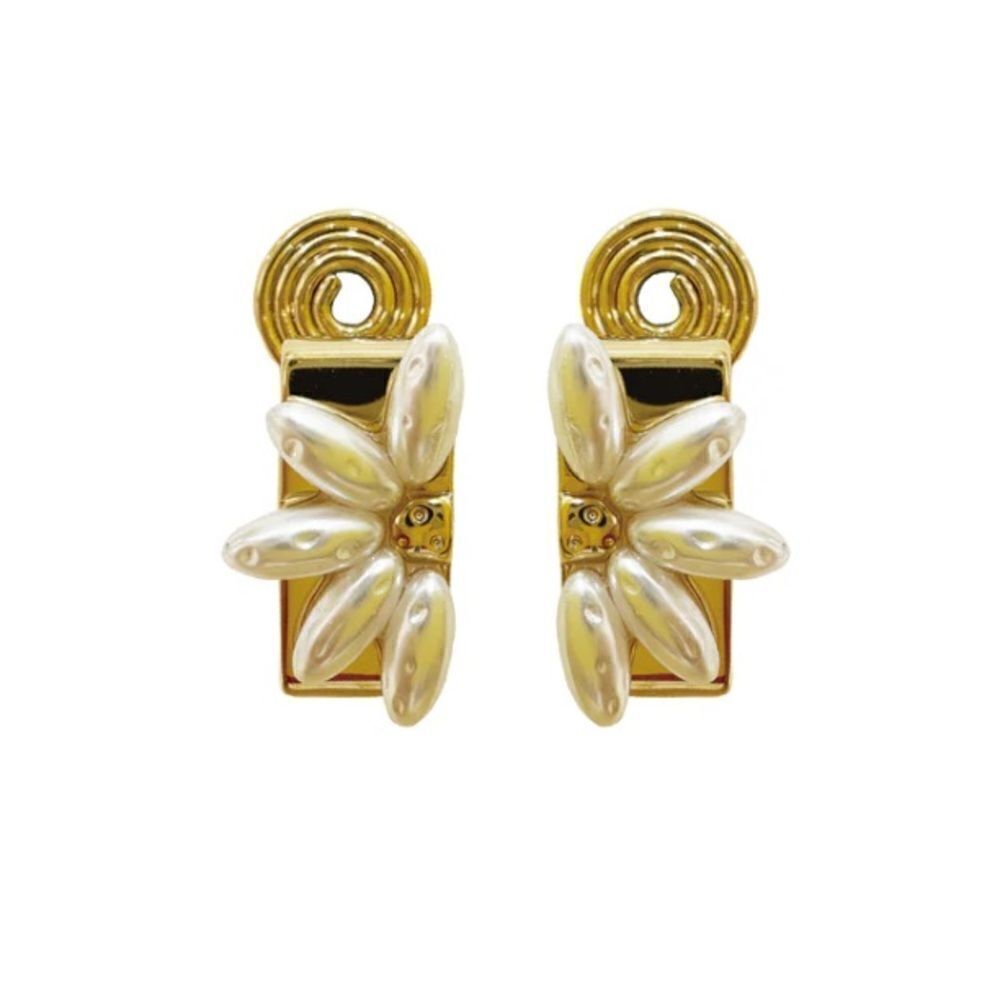 Vintage style flower clip on earrings A415